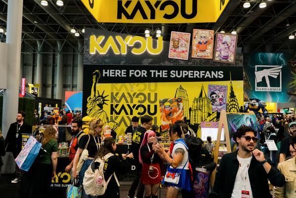 起Z世代社交货币点亮文化新消费pg电子娱乐平台千亿卡牌赛道崛(图3)